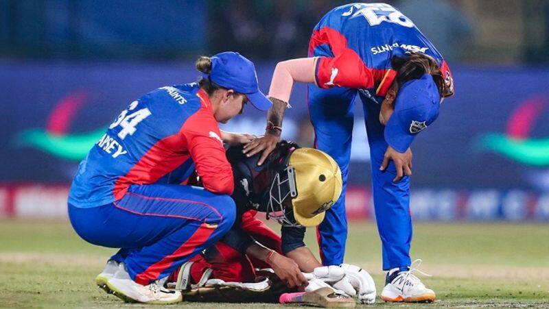 Royal Challengers Bangalore Women Richa Ghosh broke down in tears on the field after lost by 1 runs difference against Delhi Capitals in 17th Match of WPL 2024 rsk