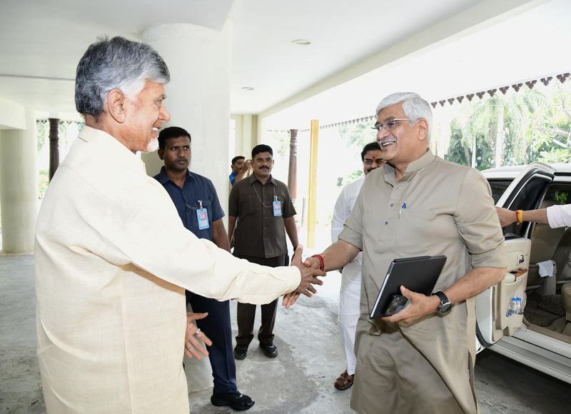 Union Minister Gajendrashekawat and janasena leaders meet chandrababu naidu lns