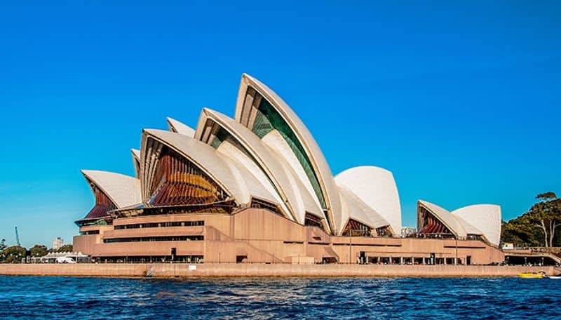 Australia is such a big land! but the people living in just 10% of the land do you know why 90% of the land is empty? 