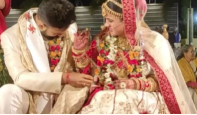 When shy bride puts sindoor on groom's forehead