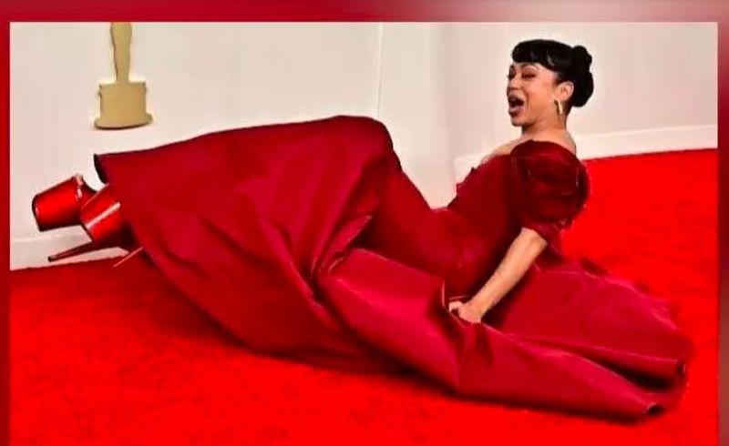 Oscar Award 2024 High Heel Balance Slipped Actress Liza Koshy Fell On Oscars red Carpet akb