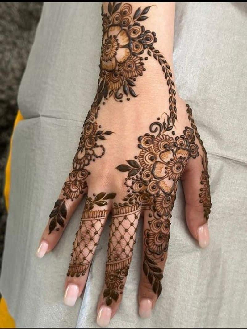 back hand 8 mehndi design zkamn