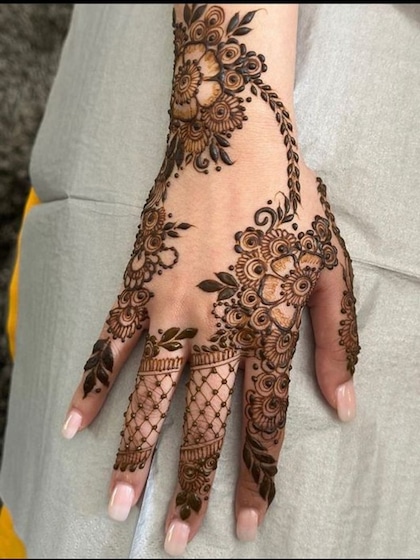 बैक हैंड मेहंदी के ये डिजाइन लगते हैं बेहद खूबसूरत