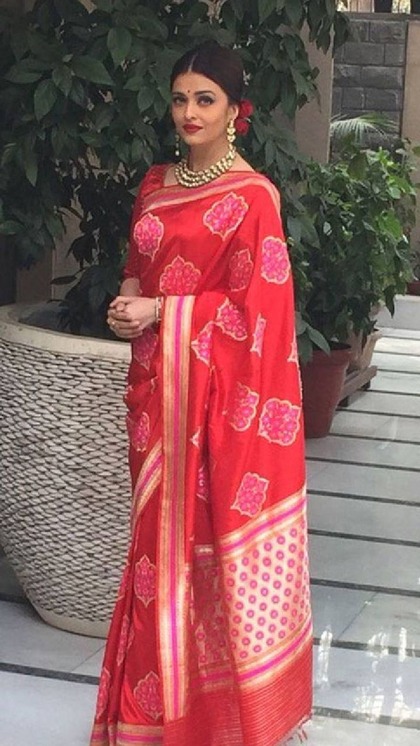 <p>ऐश्वर्या राय बच्चन की खूबसूरती के साथ साड़ी परफेक्ट मैच होती है। इस एलिगेंट लुक के लिए ऐश्वर्या ने सब्यसाची बनारसी रेड डिजाइनर साड़ी चूज की है।</p>
