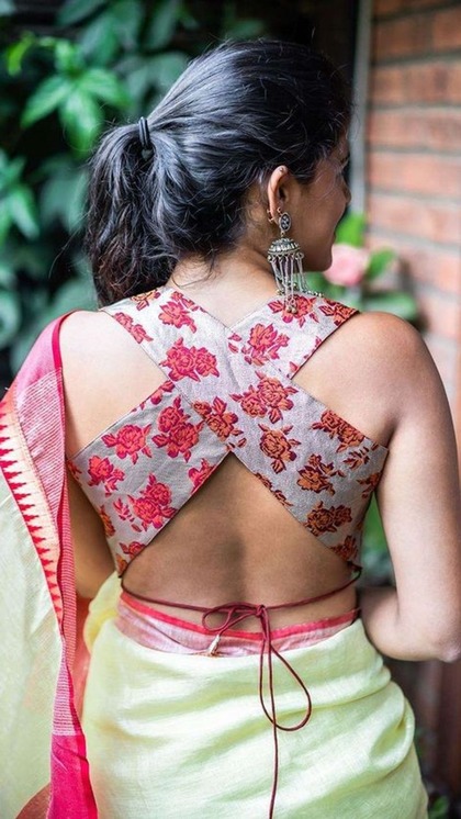 <p>वी नेक बैकलेस ब्लाउज डिजाइन आफ साड़ी संग वियर कर सकती हैं। ये रिवीलिंग भी नहीं होते और गजब का लुक देते है। टेरल 500-700 के अंदर ऐसी डिजाइन आराम से सिलवा सकती हैं। </p>
