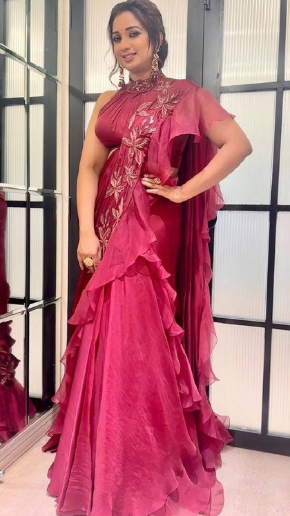 <p>फेमस सिंगर श्रेया घोषाल की न सिर्फ आवाज सुरीली है बल्कि उनके आउटफिट का सलेक्शन भी शानदार है। श्रेया पर्पल कलर की Ruffle Saree में बेहद खूबसूरत लग रही हैं। </p>
