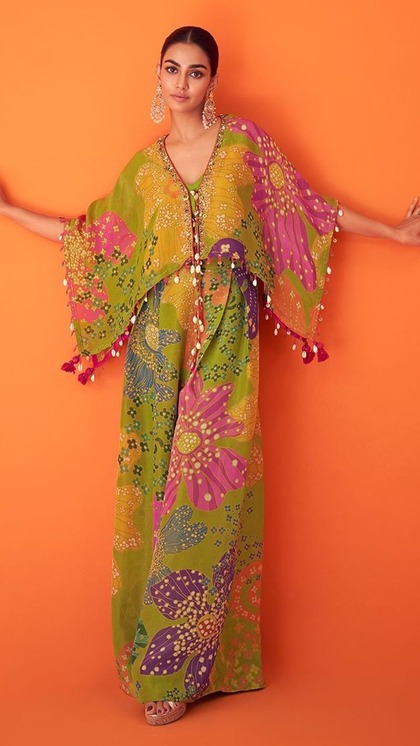 Holi पर चांद से ज्यादा खूबसूरत लगेंगी आप,वियर करें 10 Trendy Outfits