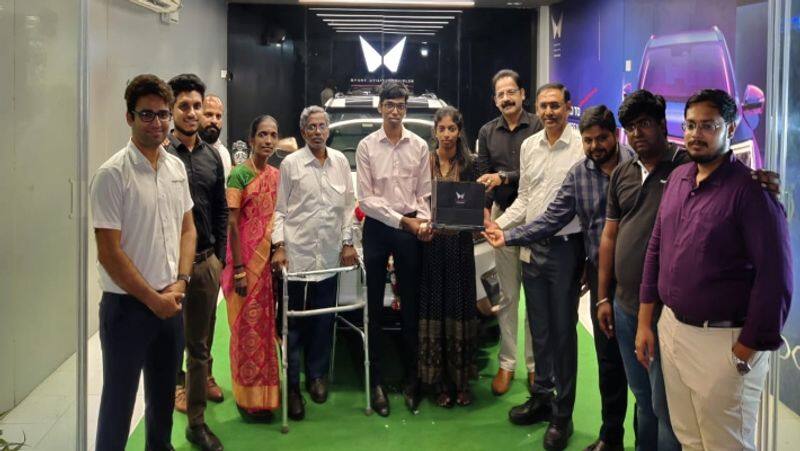 Anand Mahindra gifted a car to chess grand master praggnanandhaa sgb