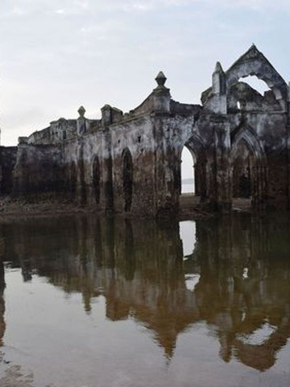 <p>1860 में फ्रेंच मिशनरीज ने चर्च का निर्माण कराया था। हेमावती नदी के बैकवाटर के लगभग किनारे बने इस चर्च की खासियत ये है कि मानसून के दौरान ये पानी में डूब जाता है।</p>
