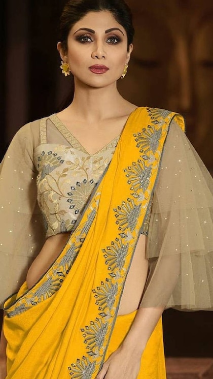 <p>शिल्पा शेट्टी का लाइट नेट कलर ब्लाउज यलो साड़ी के साथ कयामत ढा रहा है। लेयर्ड बटरफ्लाई स्लीव लुक को और भी अच्छा बना रहा है। </p>
