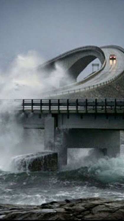 <p>इस सड़क का नाम ई-69 हाईवे (E-69 Highway) है जो उत्तरी धुव्र के पास स्थित देश नॉर्वे में स्थित है। ये सड़क दुनिया की आखिरी रोड होने के साथ बेहद खतरनाक भी है।<br />
 </p>
