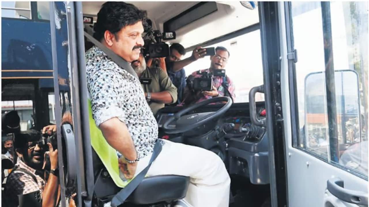 ഒരു സ്കൂട്ടറിൽ 4 കുട്ടികൾ, പെട്ടത് ഗണേഷ് കുമാറിന്‍റെ മുൻപിൽ; 'കൊച്ചു പിള്ളേരാ, ഉടമയുടെ ലൈസൻസ് റദ്ദാക്കിയേക്ക്'