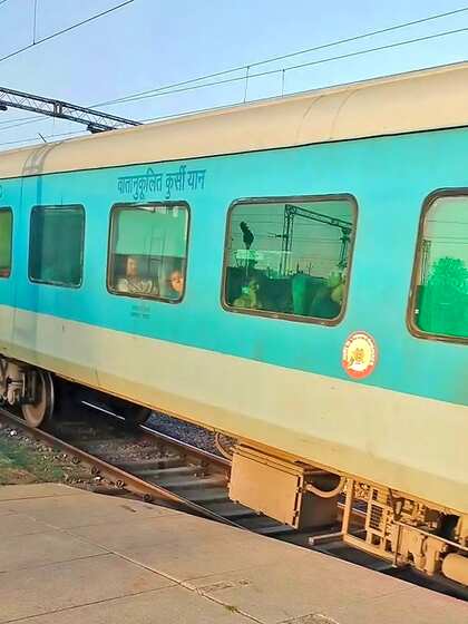 <p>भारत की पहली ट्रेन में 400 यात्री सवार थे। ट्रेन ने कुल 34 किमी की दूरी तय की थी।</p>

