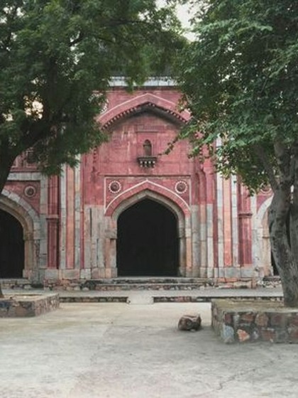 दिल्ली की इस मस्जिद में नज़र आती है परछाईं, बैन है जाना