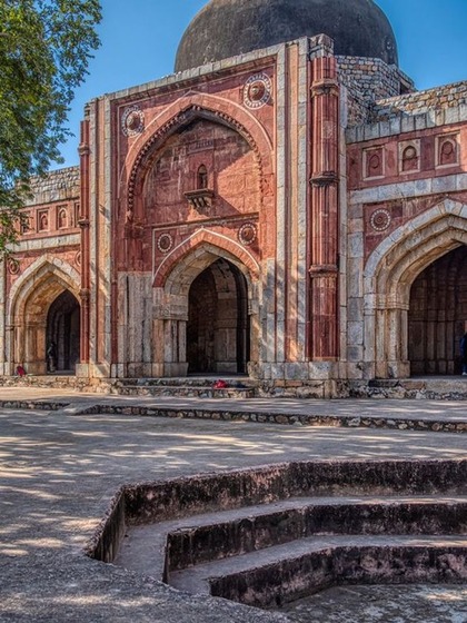 <p>मकबरे को लेकर 2 बातें कही जाती हैं कुछ का मानना है की इसका निर्माण मुग़ल सम्राट बाबर ने  साल 1528 के आसपास किया गया था। तो कुछ कहते हैं की हुमायू के शासनकाल में इसका निर्माण हुआ था </p>

<p> </p>
