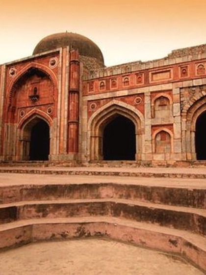 <p>बताया जाता है  कि सूफी हजरत जमाली अल्लाह की इबादत करते हैं और लगभग 1536 में जमाली की मृत्यु के बाद उन्हें इसी जगह दफनाया गया था।</p>

<p> </p>

