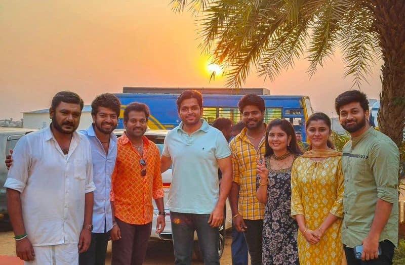 Pandian Stores 2 serial team meet karthi in shooting spot viral photo gan