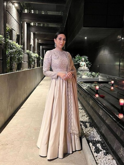 <p>योक डिजाइन अनारकली का दुपट्टा कटवर्क का है करिश्मा ने इसके साथ सिल्वर ड्रॉप डेंगल इयररिंग पहनी है। इस लोक में बहुत ही ग्रेसफुल लग रही हैं।</p>
