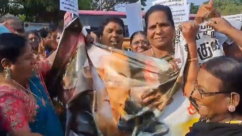 DMK womens wing burnt an effigy of Khushbu sundar and took part in the protest smp