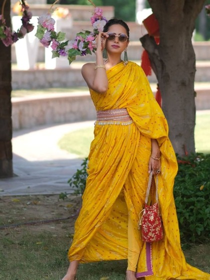 <p>अगर आपके पास समय की कमी है और आप इंडो वेस्टर्न लुक चाहती हैं तो सरगुन की यह रेडी टू वियर साड़ी आपके लिए एकदम परफेक्ट रहेगी। myntra पर ऐसी साड़ी ₹2000 में आसानी से मिल जाएगी।</p>
