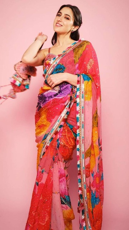 <p>होली पार्टी के लिए सारा की साड़ी परफेक्ट है। सारा अली खान ने colourful viscose organza saree से लुक पूरा किया है। स्पेगेटी-स्ट्रैप ब्लाउज हॉट और किलिंग लुक दे रहा है। </p>
