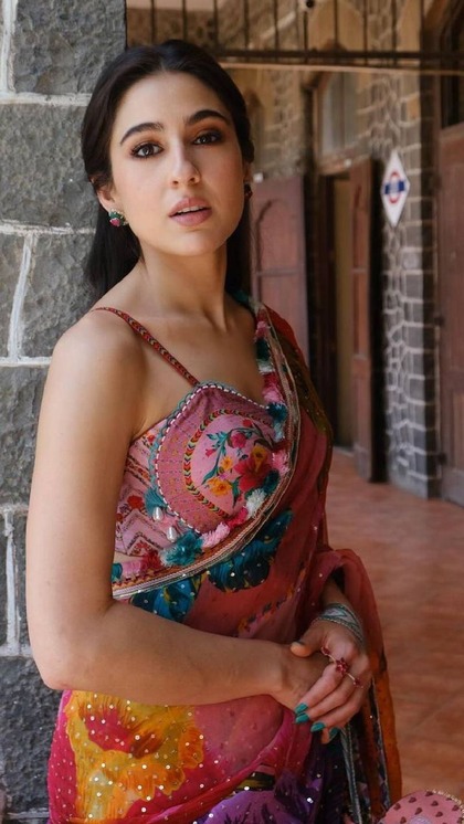 <p>होली के लिए सारा की साड़ी के साथ ही पोटली बैग और मिनिमल ज्वेलरी आइडिया को भी कैरी किया जा सकता है। साड़ी के बॉर्डर में लटकन,एम्ब्रॉयडरी, सिल्वर सीक्विन बहुत सुंदर लुक दे रहे हैं। <br />
 </p>
