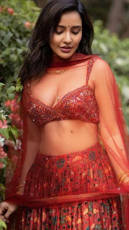 <p>नेहा शर्मा ने प्रिंटेड लहंगे को स्वीटहार्ट नेकलाइन स्लीवलेस ब्लाउज संग पेयर किया है। न्यूड लिप्सप और गोल्ड राउंड चेन अटायर को कंप्लीट कर रही है। आप भी ऐसा ब्लाउज चुन सकती हैं।</p>

