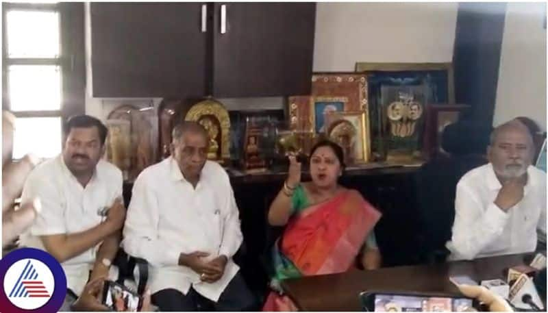 MLC Hemalatha Nayak Scolding to Koppal MP Karadi Sanganna supporter with bad words sat