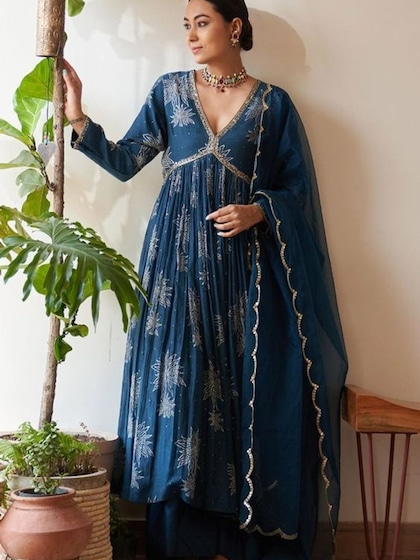 <p>नेवी ब्लू आलिया कट कुर्ता सेट की जितनी भी तारीफ की जाए कम है । इस पर फ्लोरल प्रिंट है और दुपट्टे पर बूटा बना हुआ है जो इसकी खूबसूरती बढ़ा रहा है।</p>
