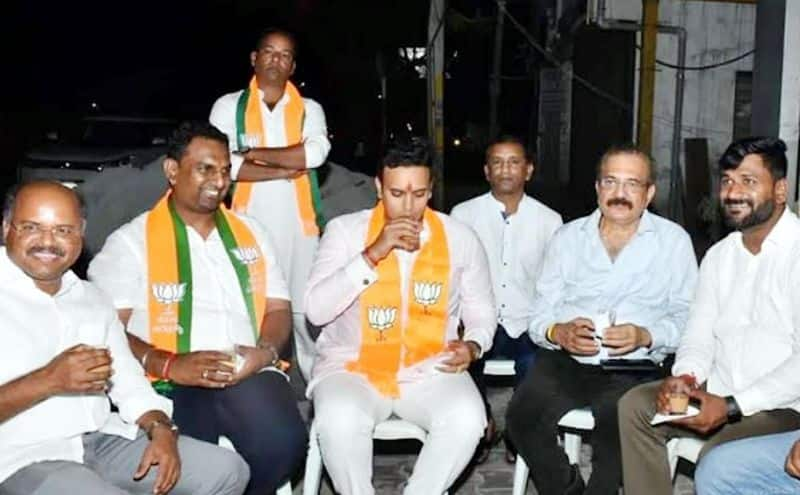 Yaduveer Wadiyar Drunk Tea With BJP Activists On The Footpath at Mysuru gvd