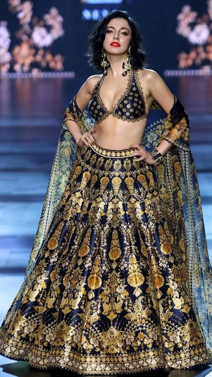 Lakme Fashion Week  में Divya Khossla का हॉट अवतार, ब्लैक गोल्ड लहंगे