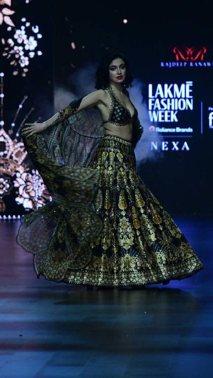<p> राजदीप राणावत के शो की Showstopper दिव्या खोसला के हॉट लुक पर सबकी निगाहें टिक गईं। उन्होंने रिवीलिंग ब्लाउज के साथ लुक कंप्लीट किया। <br />
 </p>
