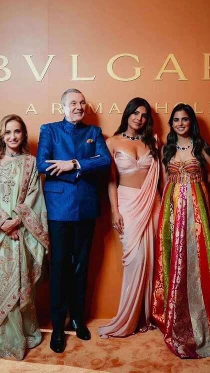 Antilia में होली पार्टी का आयोजन