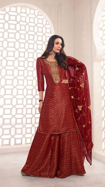<p>सिल्क डिजाइन हैवी शरारा सेट ईद के लिए परफेक्ट है। अटायर में  Zari Woven Yoke एंब्रॉयडरी की गई है। सिल्क सूट थोड़े महंगे होते हैं। Amazon पर ऐसा सूट 3 हजार में मिल जाएगा। </p>

