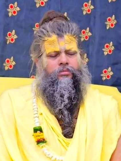 <p>वह कहते हैं कि पितरों को भजन करने से प्रसन्नता होती है। जितना हम भगवान का नाम जप करके पितरों को देते हैं। उनकी उतनी ही उन्नति होती है। <br />
 </p>
