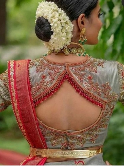 <p>दीये के शेप में यह बैकलेस डिजाइन बनाया गया है जिसमें मोतियों की लेस ब्लाउज की खूबसूरती में इज़ाफा कर रही है। इस तरह का ब्लाउज डिजाइन साड़ी और लहंगा दोनों के साथ अच्छा लगेगा।</p>
