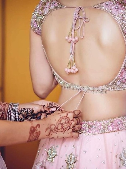मचल उठेगा पति का दिल, जब पहनेंगी 10 डिज़ाइनर Backless Blouse