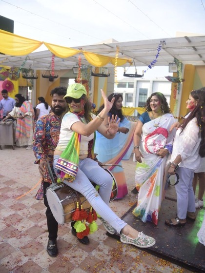 ढोलक पर बैठ कर कौन नाचता है भाई , अभी से होली पार्टी शुरू