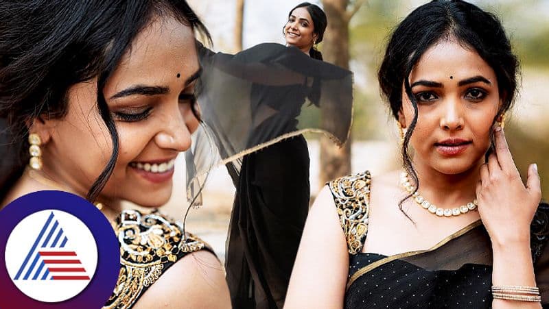 Actress Television anchor Anupama Gowda in Black saree look, fans call her Jr.Aarti Vin