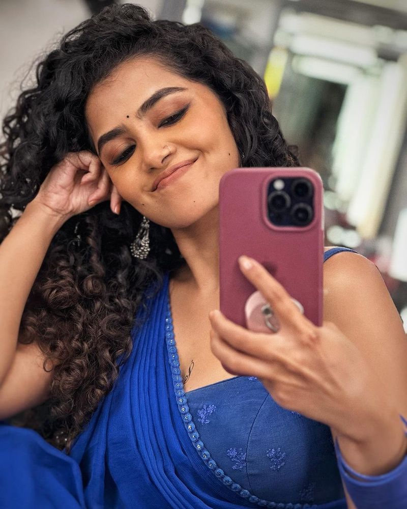Anupama parameswaran blue saree selfies goes viral - Anupama