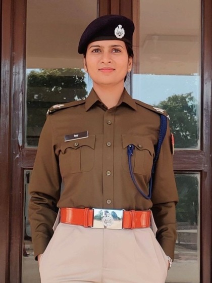 <p>मेघा  एक बार सोशल मीडिया पर  अपने ट्वीट के चलते काफी ज्यादा ट्रोल हुई थी। उस समय वो अजमेर की दरगाह के बाहर ड्यूटी कर रही थी <br />
<br />
 </p>

