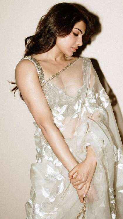 Sheer Sarees के साथ फ्लोरल प्रिंट
