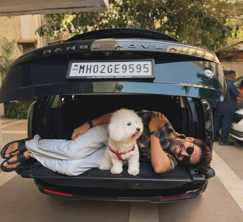 Bollywood Actor Kartik aryan buys Range Rover SUV car whopping price RS 6 crore ckm