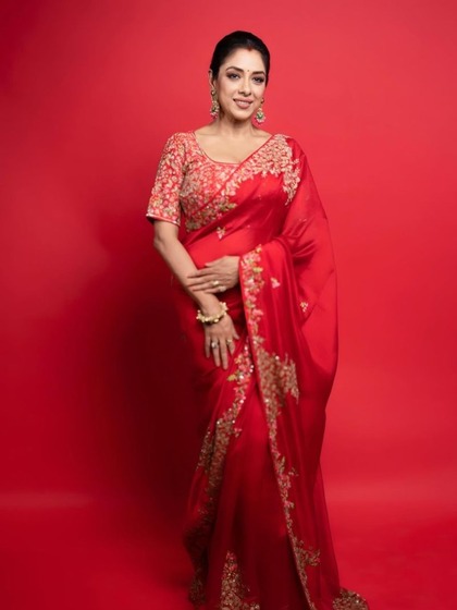 <p>बनारसी साड़ी रॉयल पहनावा मानी जाती है। बनारसी साड़ी का एक अलग ही क्रेज है रुपाली ने लैवेंडर बनारसी पर लाइट सिल्वर ज्वेलरी पहनी है बालों में जूड़ा उनके लुक को एनहांस कर रहा है।</p>
