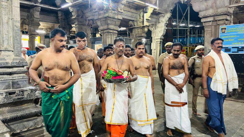 o panneerselvam visit tiruchendur subramaniar temple today vel