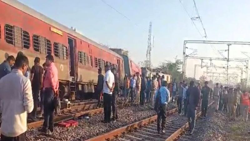 In Ajmer, Rajasthan, the engine of a superfast train derailed, but there were no casualties-rag