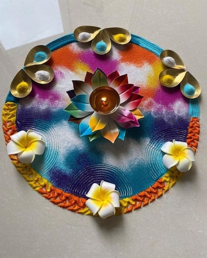<p>होली में फूलों और रंगों का चुनाव कर खूबसूरत रंगोली तैयार करें। ट्रेडीशनल रंगोली की बजाय फूलों संग रंग का इस्तेमाल होली की खूबसूरती बढ़ा देगा।<br />
 </p>

