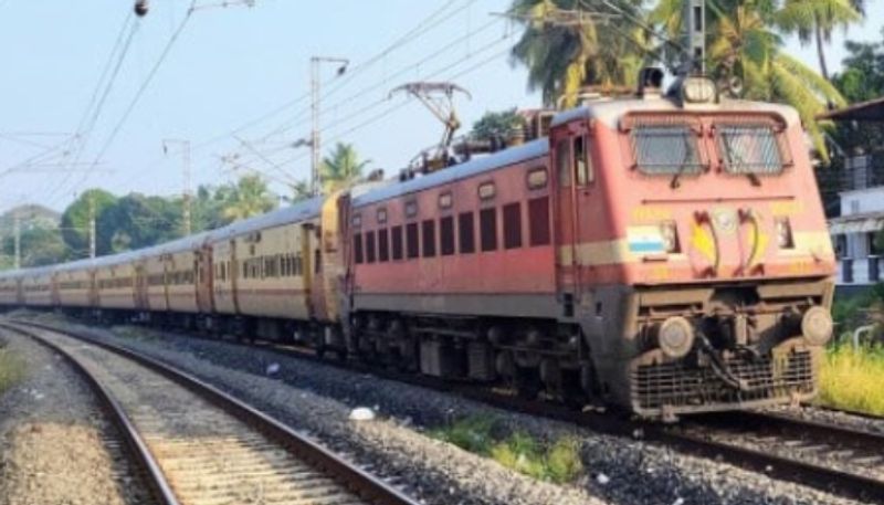  Railway Workers Push Train After Snag In Amethi  lns