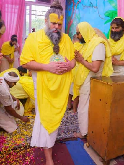 <p>वृंदावन के संत प्रेमानंद महाराज सत्संग में एक श्रद्धालु के सवाल पर बोलें कि देहाती भाषा में कहते हैं कि उतना पैर पसारिए, जितनी लंबी चादर। बड़े सुखी रहोगे। <br />
 </p>
