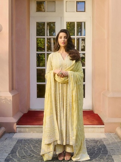<p>येलो कलर की चिकनकारी अनारकली पर  हेवी काम है । नोरा ने  से बहुत ही ग्रेसफुली कैरी किया है। इसके साथ आप मोतियों की ज्वेलरी बेहतरीन लगेगी।</p>
